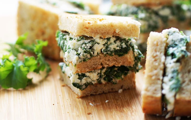 Snittar med grönkål, crème fraiche & fetaoströra - Recept | Pågen